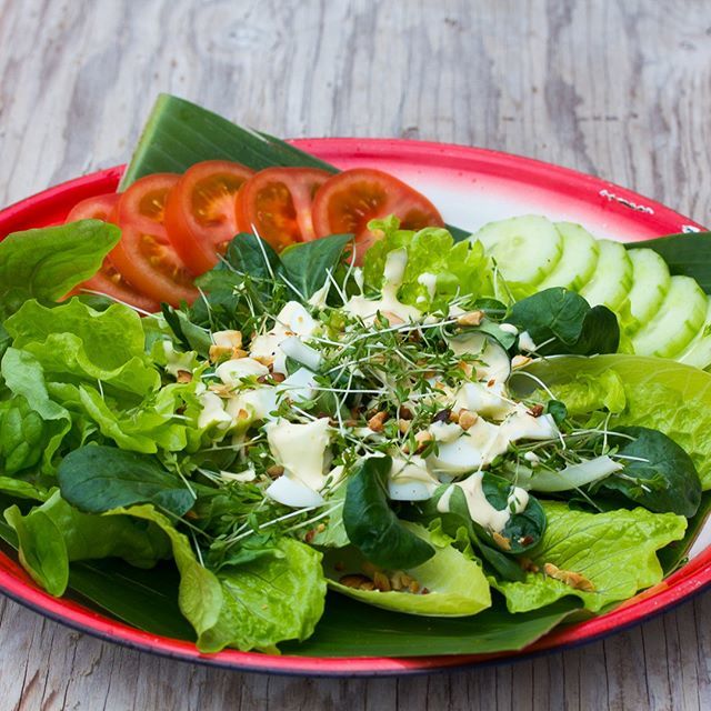 Here we have a delicious and refreshing salad. Perfect for the hot weather. The most important ingredient for the Luang Prabang salad is the watercress that grows there. You can replace it with green salad and watercress. The dressing is familiar and is … ift.tt/2FIxO0d