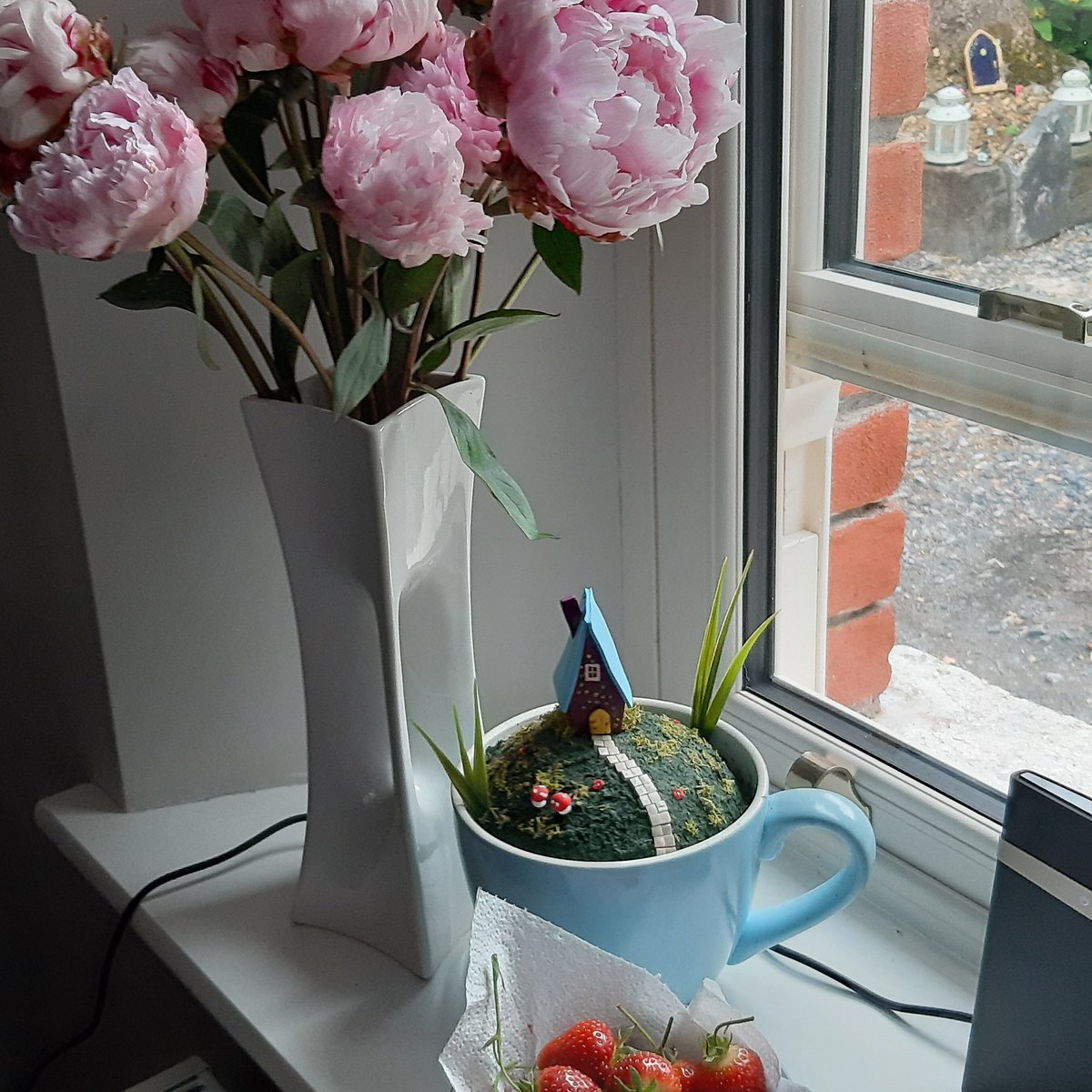 mycreativegenie's tweet photo. Love the bounty of the country and nature, fair swap a bowl of fresh strawberries from my neighbour for some of my salads!! #abundance #sharing #summer #grow #giy #blessedlife https://t.co/5ENYYZjpt4