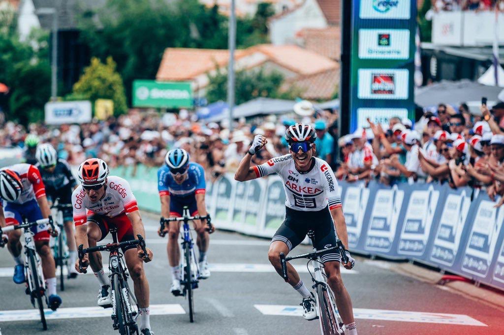 Ce titre sublime de champion de 🇫🇷 de <a href="/WarrenBarguil/">barguil</a> est aussi la victoire de tout le staff de @Arkea_Samsic, #merci 🙏 Pensée particulière pour <a href="/emmanuelhubert3/">emmanuel hubert</a> , La difficulté de les obtenir sublime les belles victoires 💪 #dontgiveup #WorkHard #together cc <a href="/WeAreArkea/">WAA|Actus</a>