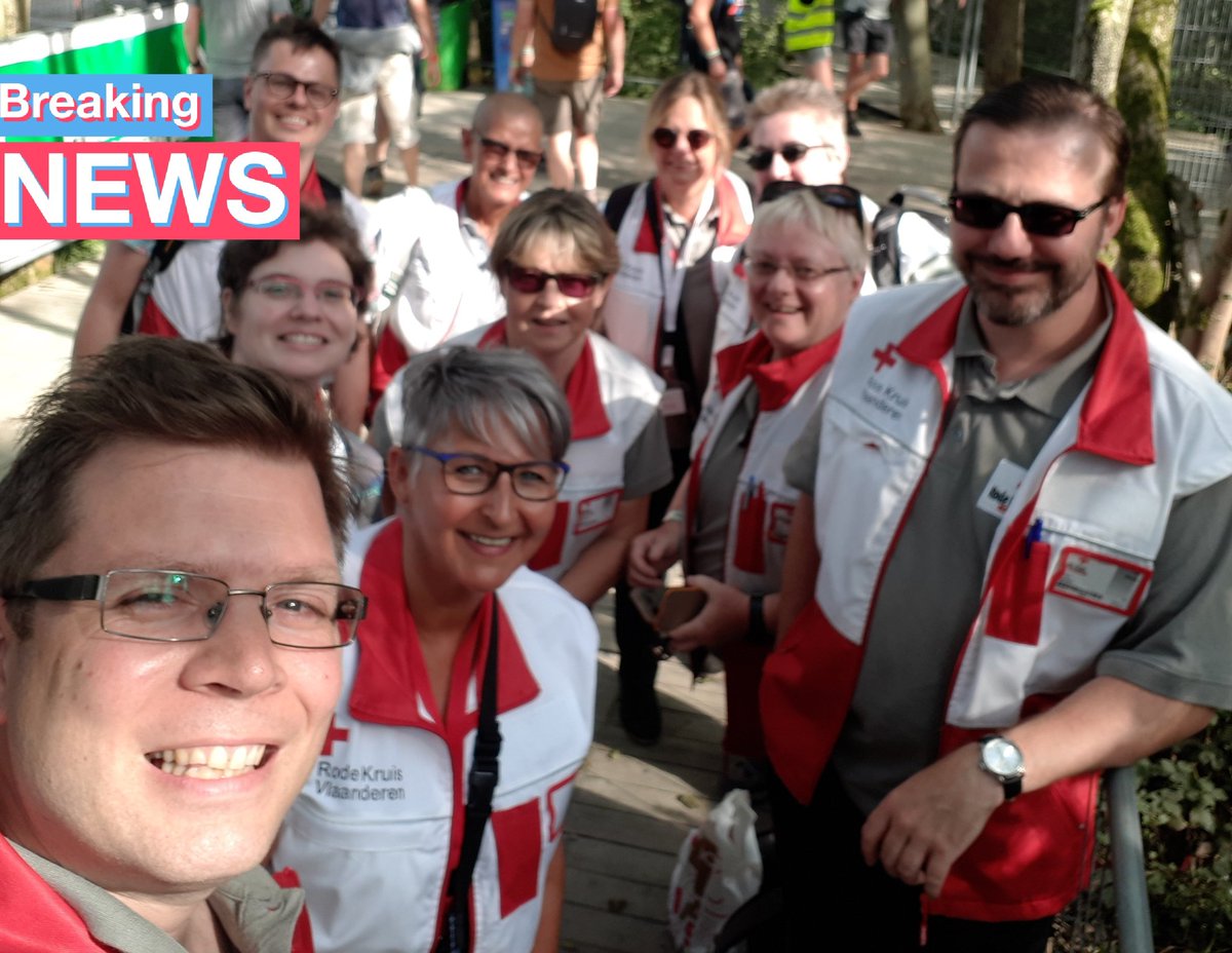 geert_bots's tweet photo. Er zijn weer #zomerhelden gesignaleerd ergens te velde op een wei van het grootste muziekevenement van Vlaanderen, klaar voor inzet, hulp en zorg. @RodeKruisVL @rodekruisdsi #fierevrijwilligers #team #dringendesocialeinterventie #klaarvooreenwarmezomer2019 https://t.co/NRLU04P2Vf