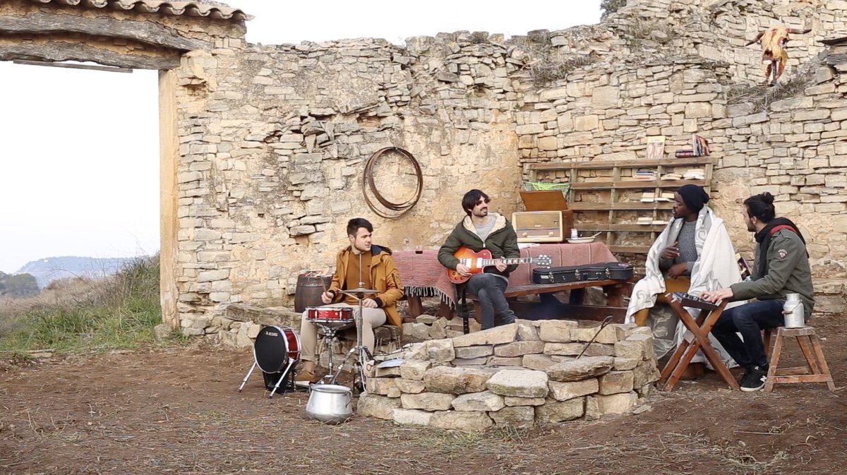 lastasanco's tweet photo. Comencem mes de juliol anunciant-vos notícia #lasterfamily ❗❗❗
Aquest dijous treiem el nostre quart vídeoclip, LONG WAVE! Ens morim de ganes de compartir-lo amb tots vosaltres, comença el compte enrere!
▪️
▪️
▪️
▪️
#queden4dies #giraperditakompaso #longwave #estiu2019 https://t.co/t34efa9Z2I