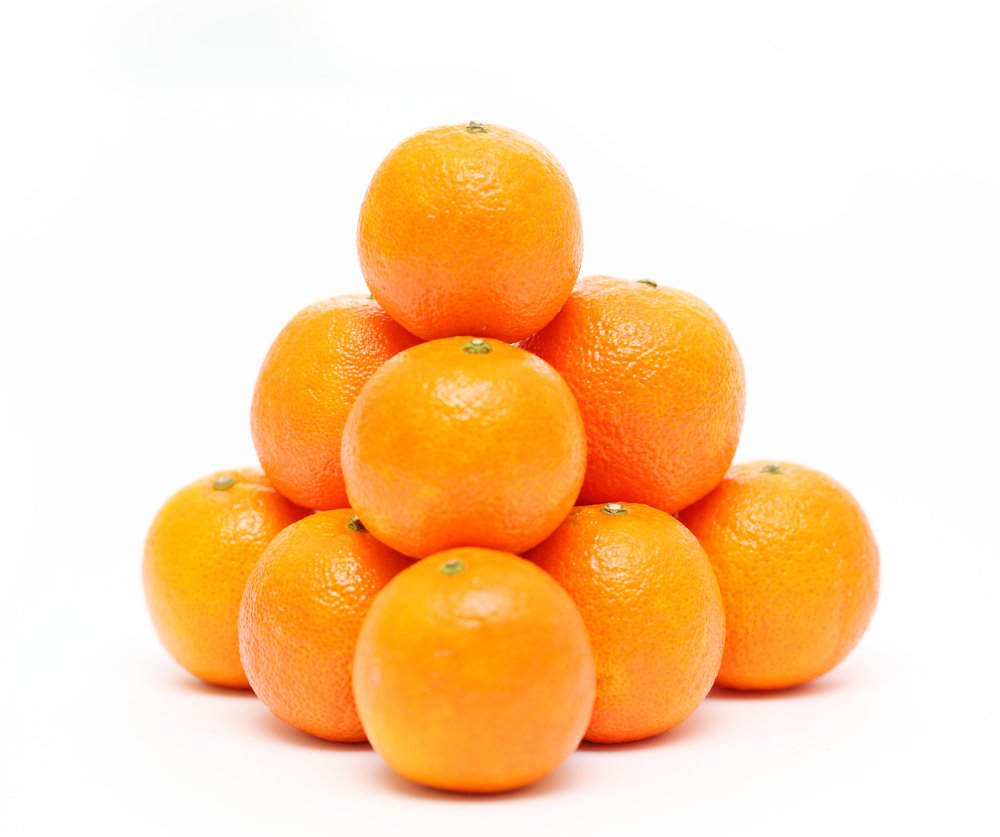 У отца есть 5 различных апельсинов. Мандарины. Пирамидка из мандарин. Пирамида из мандаринов. Апельсин на белом фоне.