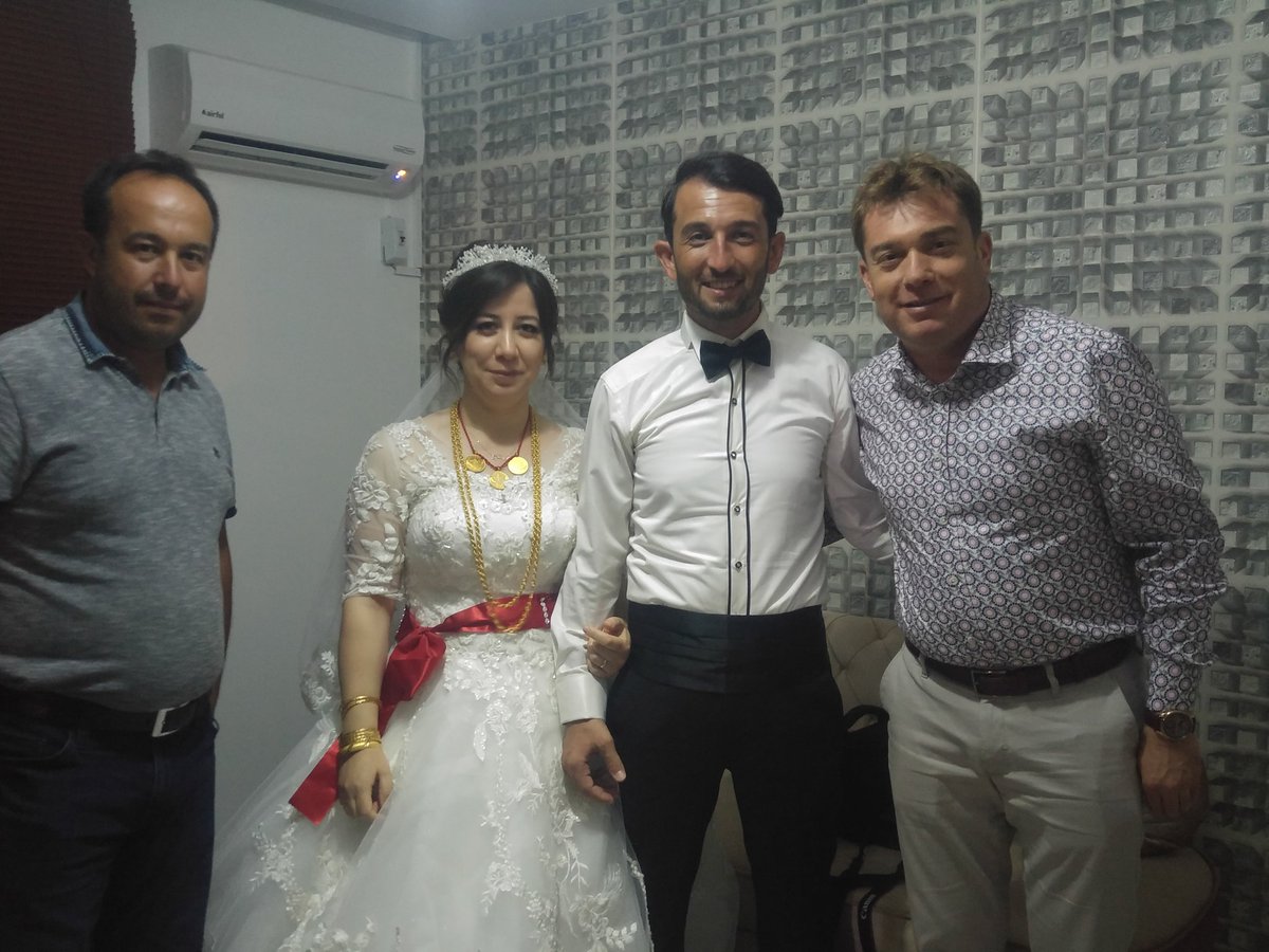 ugur demirezen twitterren gurlerol ve varol ailerimizi bu mutlu gunlerinde yalniz birakmadik halil ve dilek kardesimize omur boyu mutluluklar dileriz https t co 9zxrcduuwu