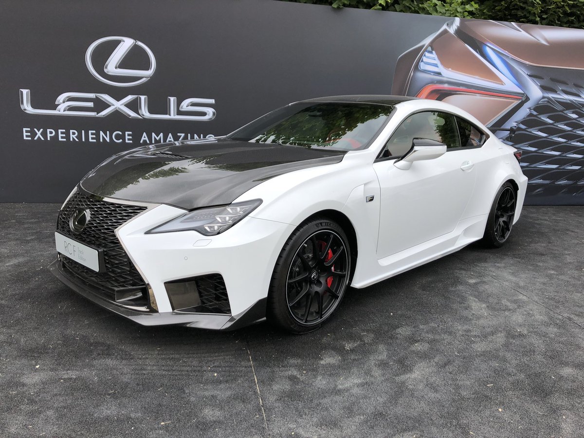 Alex_FK's tweet photo. El futuro #LC descapotable ha sido uno de los grandes protagonistas este fin de semana en el consurso de elegancia de Chantilly @artsetelegance junto a otros espectaculares e históricos modelos de @LexusSpain. #UX #LFA #RC #LexusExcellence #Omotenashi https://t.co/1DA24vxqu4
