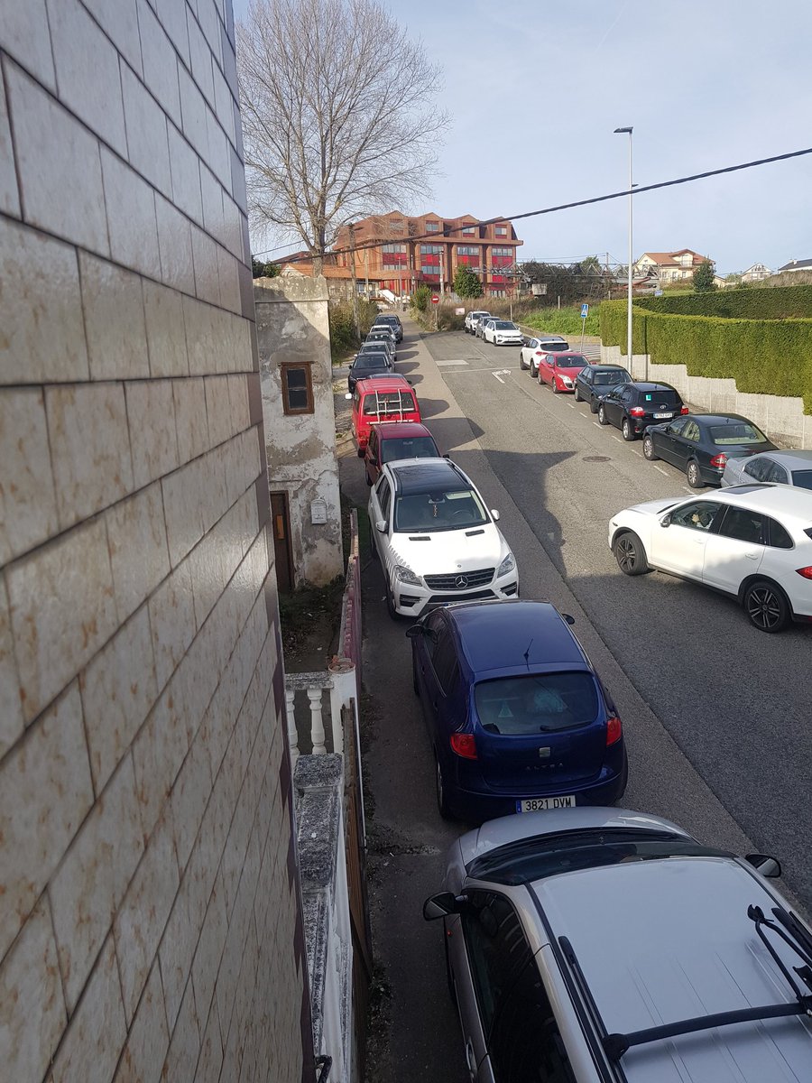 MCasar's tweet photo. @vecino_monte @gemaigual @JavierCeruti Y así llevamos ya muchos meses, no respetan aceras, líneas amarillas ni carriles. https://t.co/2nhWj8ze9j