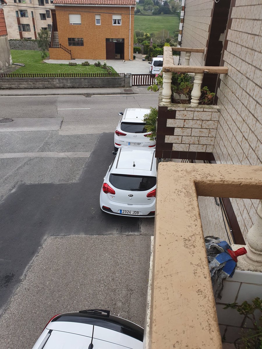 MCasar's tweet photo. @vecino_monte @gemaigual @JavierCeruti Y así llevamos ya muchos meses, no respetan aceras, líneas amarillas ni carriles. https://t.co/2nhWj8ze9j