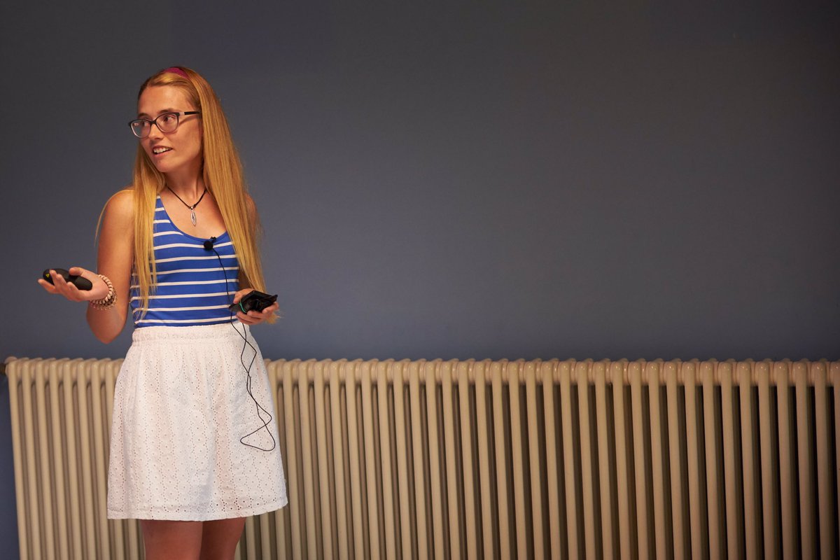 En la Mega Meetup de #amurrio <a href="/Laurantines/">⚠ℓαυяα⚠</a> aconsejaba: sé cómo Laura y no la líes