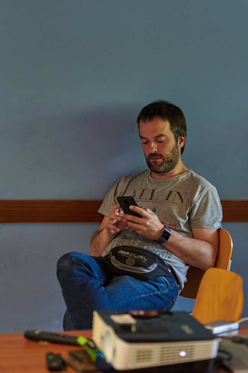 @devgabri cogiendo apuntes en la Mega Meetup de <a href="/wpamurrio/">wpamurrio</a>