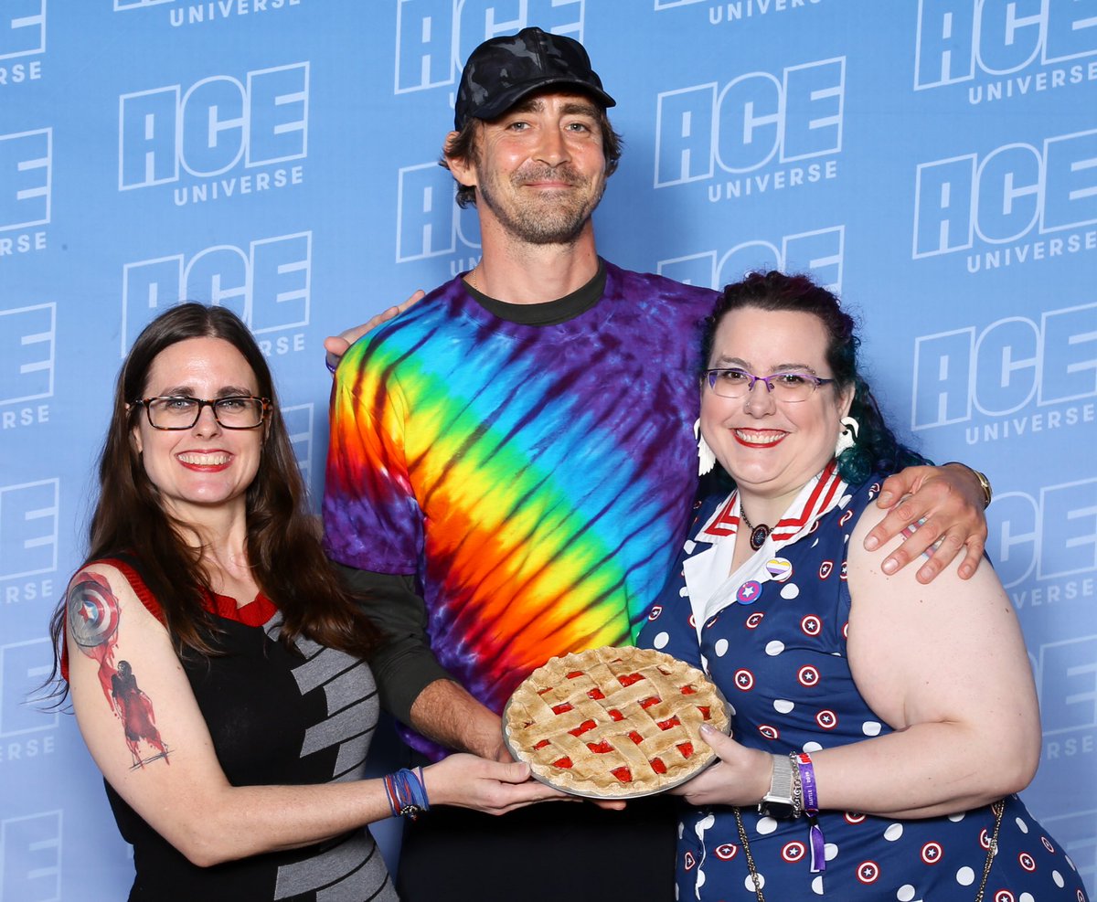shipperhipster's tweet photo. All hail the only other official member of the “Bisexual Bushy-Eyebrowed Chicken Keeper” Club. He’s so soft and sweet and talk I just can’t even right now. Look at his #pride shirt!!! @leepace #thepiemaker #pushingdaisies #bisexual #nonbinary https://t.co/JSw4D4WV4e