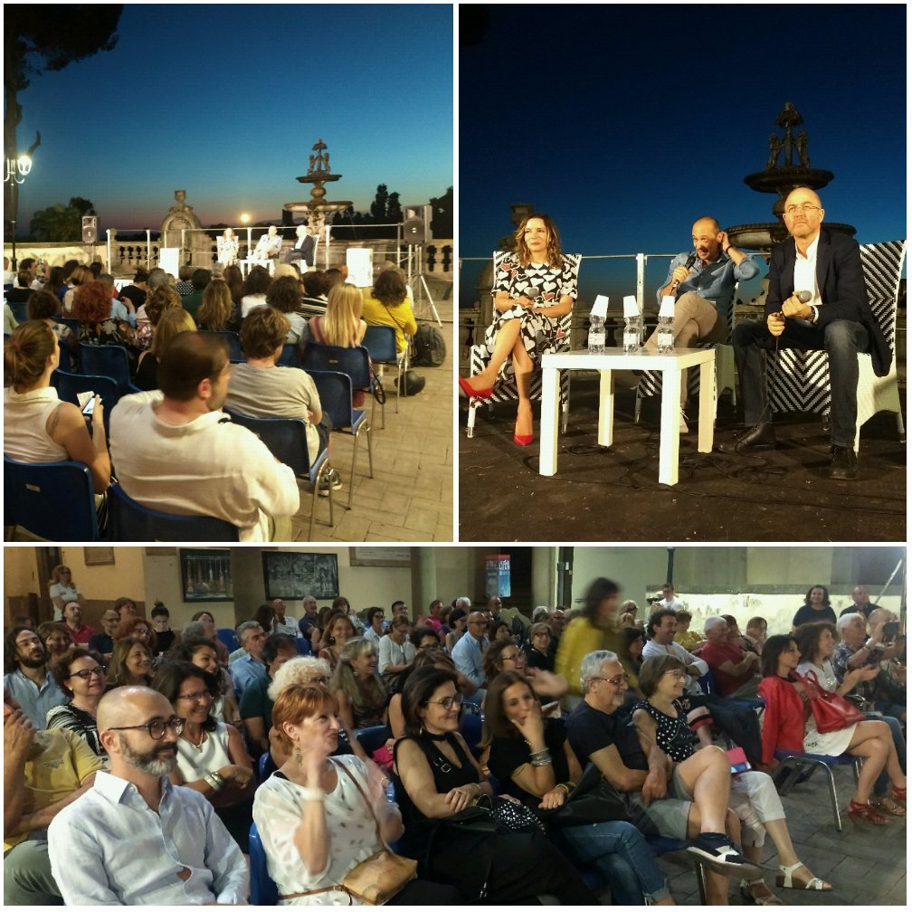Il pubblico di #CaffeinaFestival2019 ha riempito il Cortile di Palazzo dei Priori per <a href="/simonasparaco/">simona sparaco</a> e <a href="/MaxGramel/">Massimo Gramellini</a> intervistati da <a href="/giorgionisini/">Giorgio Nisini</a> #IoStoConDonChisciotte #NelSilenzioDelleNostreParole @DeAPlanetaLibri #CaffeinaFestival2019
