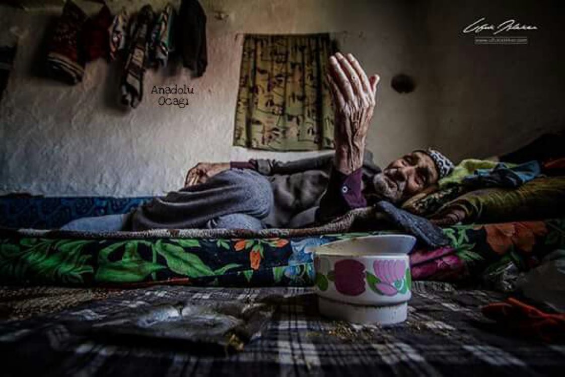 "Dede diyorum kalbimizi nasıl rahat tutalım?
- Her kul Allah için özeldir, kul hakkına girmekten kork evladım ..."