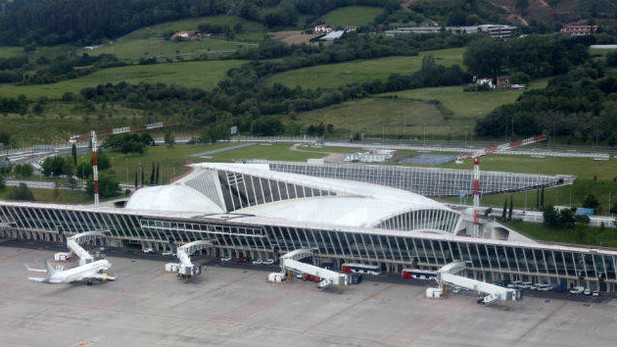 novedadesaereas's tweet photo. ⚠️El aeropuerto de Bilbao arrancará julio con paros convocados mañana por el personal del aeropuerto que denuncian aumentos en la carga de trabajo. Hay programadas más de 150 operaciones mañana 1 de julio en Loiu y unos 26 vuelos podrían verse afectados. Paciencia 🙏 #thankspax https://t.co/GlB7hZuzvw