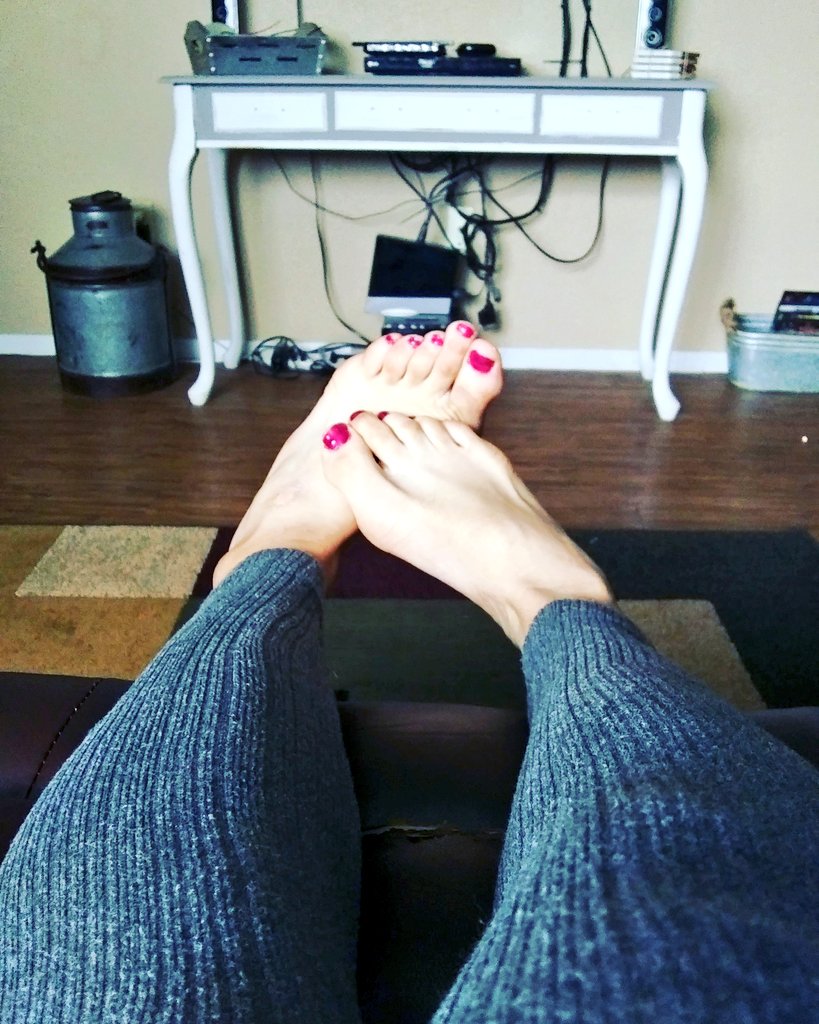 QueenKenzieB's tweet photo. I am currently looking for 1 honest loyal #finsub. I offer #debtcontract #taskcontract #blackmail #teamviewer just be real honest and don't waste my time.
#findom #findomme #feet #footworship #bootyworship dm for all payment options https://t.co/4iU2PZerPd