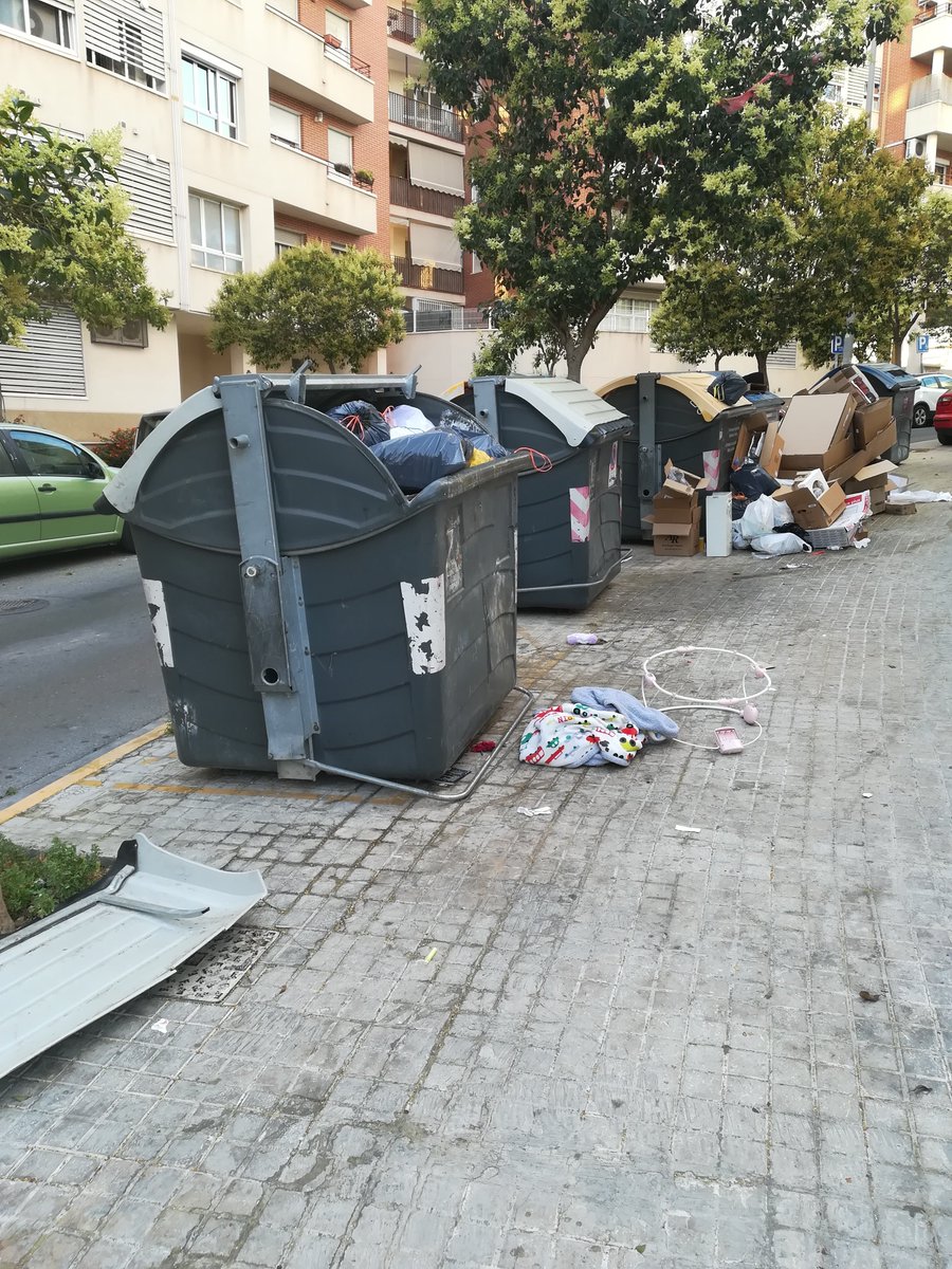 NachoNML's tweet photo. En Valterna no merecemos todos los domingos esta escena. Necesitamos mejor servicio de basuras del @AytoPaterna. @SagredoMarco @aavv_valterna https://t.co/zjK1lnJ6qb
