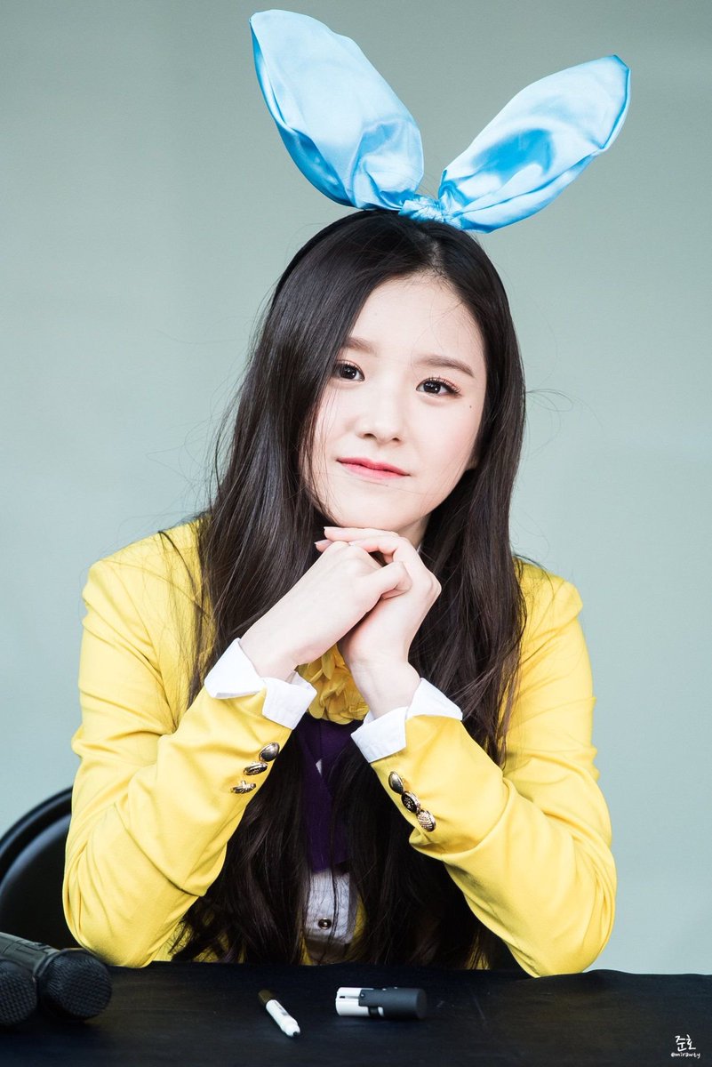 loonagallery's tweet photo. ★ 〰️ #1000dayswithHEEJIN 
𝗵𝗲𝗲𝗷𝗶𝗻 at her first ever fansign. https://t.co/KrBsOKBRPW