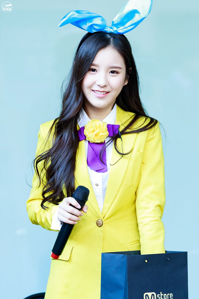 loonagallery's tweet photo. ★ 〰️ #1000dayswithHEEJIN 
𝗵𝗲𝗲𝗷𝗶𝗻 at her first ever fansign. https://t.co/KrBsOKBRPW
