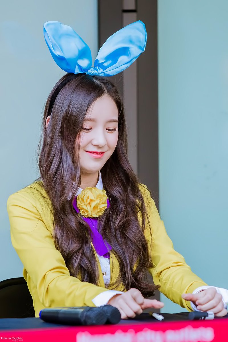 loonagallery's tweet photo. ★ 〰️ #1000dayswithHEEJIN 
𝗵𝗲𝗲𝗷𝗶𝗻 at her first ever fansign. https://t.co/KrBsOKBRPW