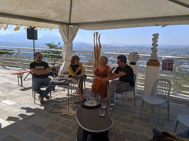 piercrilu's tweet photo. Una presentazione che aveva il sapore di casa, in uno scorcio incantanto dai monti al mare.
All' Abruzzo Book Festival tanti sono stati gli spunti emersi nella presentazione di Shoefiti e la Fuga, due dei libri tratti dalla collana de
I Romanzi della Black List
#LiscianiLibri https://t.co/xOMVmnNXdZ