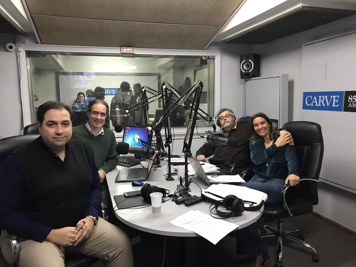 carve850's tweet photo. María y Gustavo le pasan la posta a @NicolasLussich y Héctor Luna en la segunda parte de la transmisión de #InternasCarve https://t.co/iv9md63Y7I
