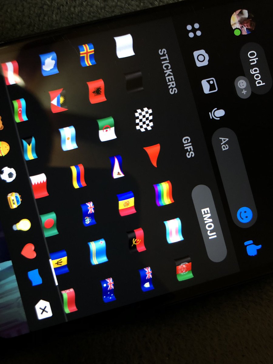grayloserr's tweet photo. As you can see @Apple does NOT have the trans flag BUT @Android DOES androids got it I see you android! https://t.co/Z3BYw3YNi3