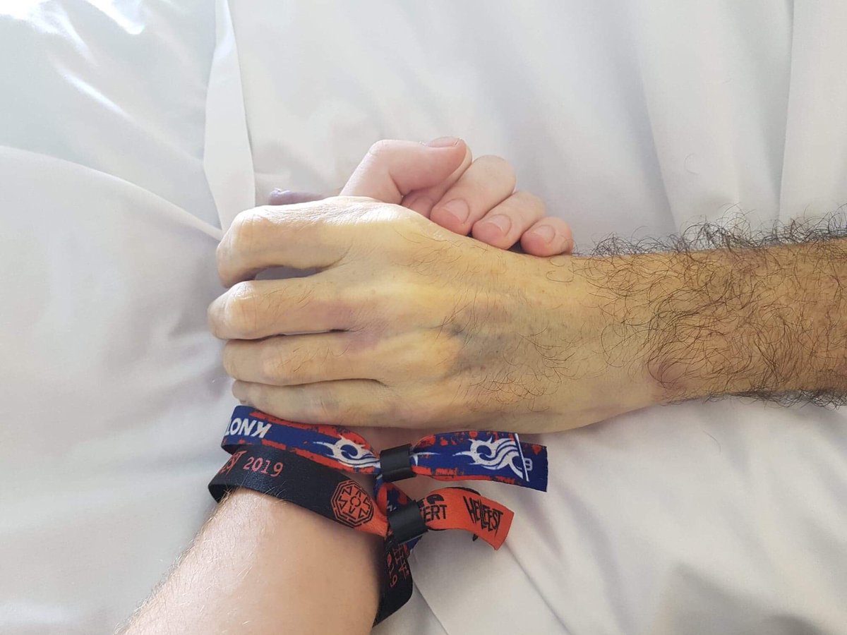 SeanDebTry's tweet photo. Il est né un 10 avril 1964,
Nous a quitté vendredi matin

Mon meilleur pote
Celui qui a fait l’homme que je suis
qui s’est battu pour que j’ai une vie bien, malgré les soucis

Le meilleur père que j’aurais pu espérer,
Assez de souvenirs pour une vie entière

Son fiston @_ianis_ https://t.co/YJloIsy5Jf
