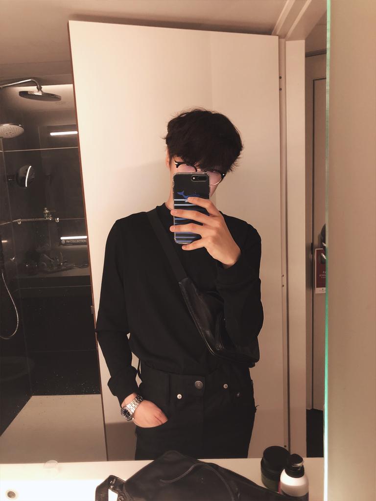 [#민혁] 
#셔누형거울셀카이렇게찍는거에요