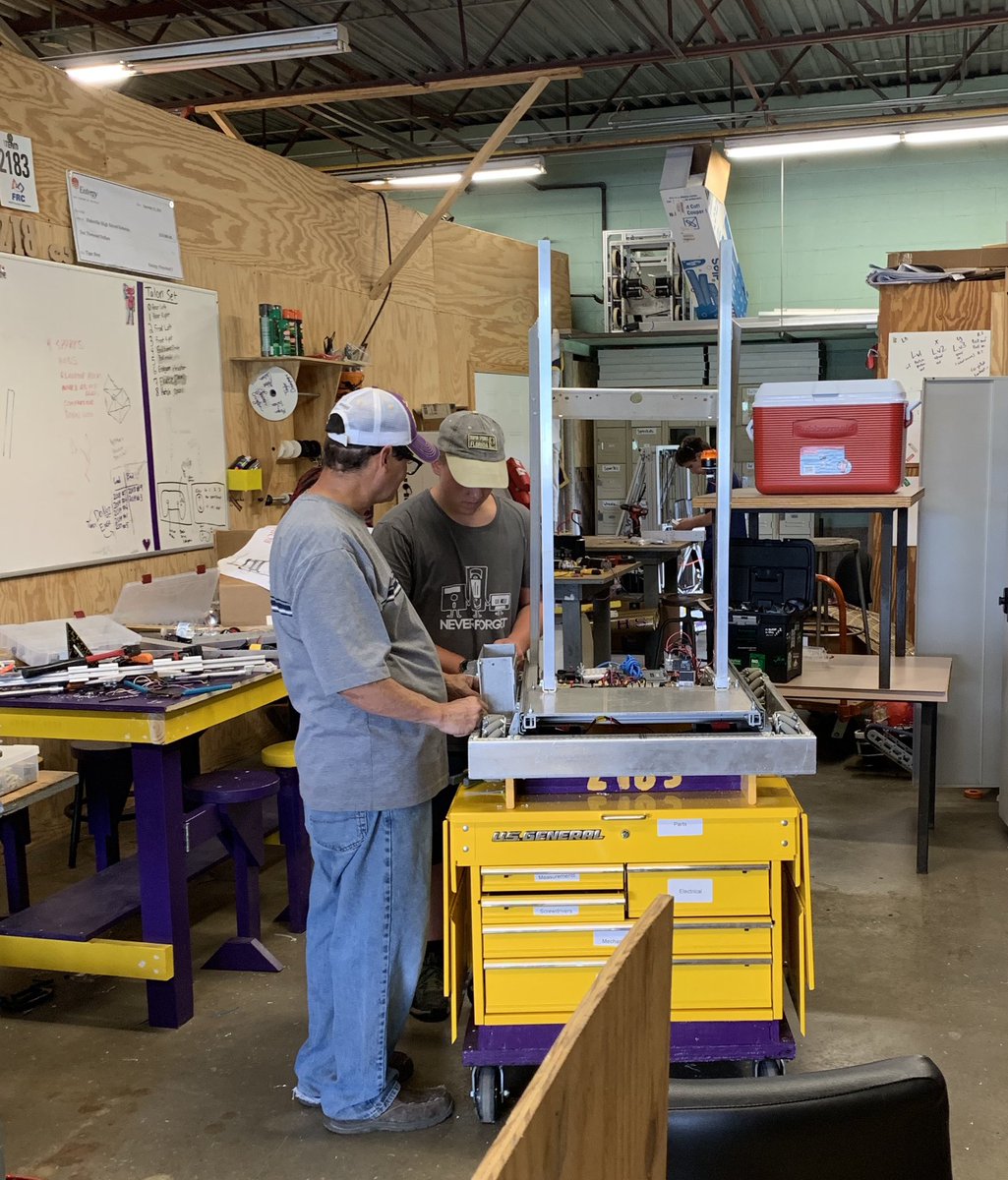Tigerbots2183's tweet photo. Sunday funday at the shop! Robotics members preparing for Gulfport!
#Tigerbots #STEM https://t.co/kzoyiE0J4j