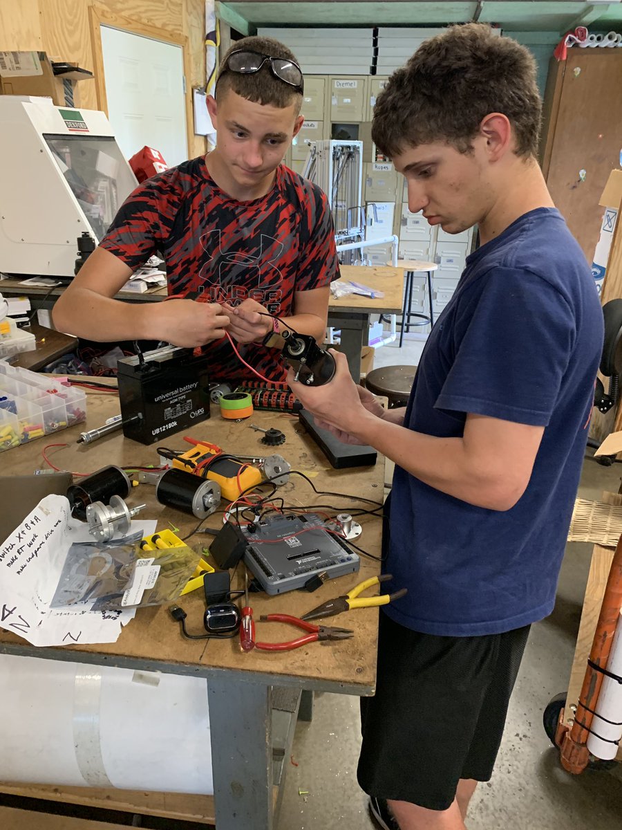 Tigerbots2183's tweet photo. Sunday funday at the shop! Robotics members preparing for Gulfport!
#Tigerbots #STEM https://t.co/kzoyiE0J4j
