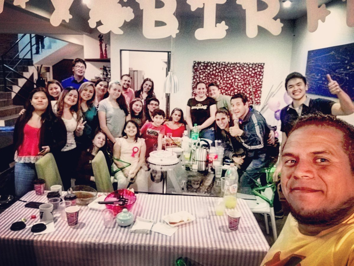 popoguate's tweet photo. #cumpleañosfeliz wohooo lo 9 añotes de valeri  q más q celebrar comiendo jajja #amigospalasquesea👊👻 #cookteam https://t.co/LjqFO4ro7T