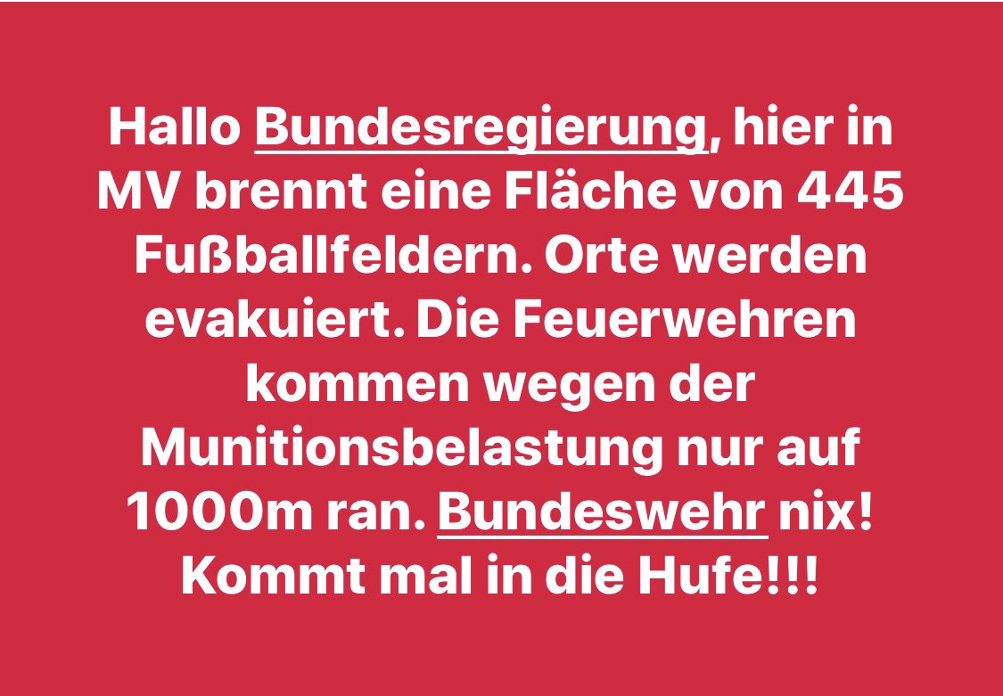 UnserMuchow's tweet photo. Hallo Bundesregierung, hier in MV brennt eine Fläche von 445 Fußballfeldern. Orte werden evakuiert. Die Feuerwehren kommen wegen der Munitionsbelastung nur auf 1000m ran. Bundeswehr nix! Kommt mal in die Hufe!!! https://t.co/EBOZIyUdIZ