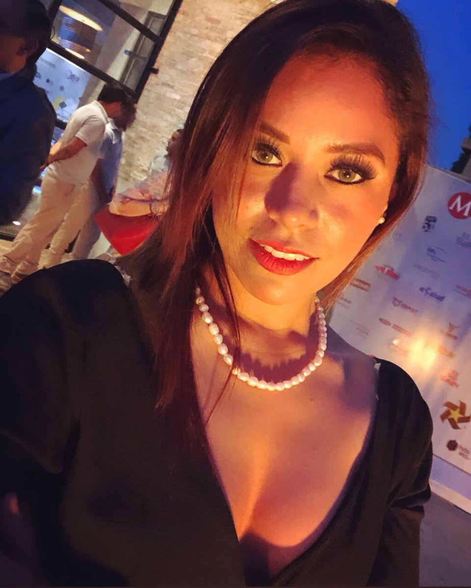 FannyAgundis's tweet photo. Le decían solitaria, solamente porque no se dejaba tocar por cualquier humano. 
No comprendían que el camino más corto a sus labios siempre fue primero acariciarle el alma.
.
.
.
.
.
#potd #selfie #aboutlastnight #tb #picoftheday #tampico #madero #mkt #tampicomadero https://t.co/fydY8iEV8s