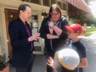 RonWyden's tweet image. Before today’s #2019townhall in Baker City, I enjoyed visiting with Sweet Wife Baking owner Jenny Mowe &amp;amp; her husband, Mayor Loran Joseph. Great place to grab a bite and talk @OregonWBB &amp;amp; more with Jenny, who played at UO &amp;amp; in the WNBA. #GoDucks