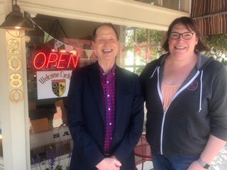 RonWyden's tweet image. Before today’s #2019townhall in Baker City, I enjoyed visiting with Sweet Wife Baking owner Jenny Mowe &amp;amp; her husband, Mayor Loran Joseph. Great place to grab a bite and talk @OregonWBB &amp;amp; more with Jenny, who played at UO &amp;amp; in the WNBA. #GoDucks