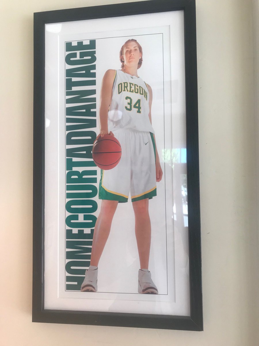 RonWyden's tweet image. Before today’s #2019townhall in Baker City, I enjoyed visiting with Sweet Wife Baking owner Jenny Mowe &amp;amp; her husband, Mayor Loran Joseph. Great place to grab a bite and talk @OregonWBB &amp;amp; more with Jenny, who played at UO &amp;amp; in the WNBA. #GoDucks