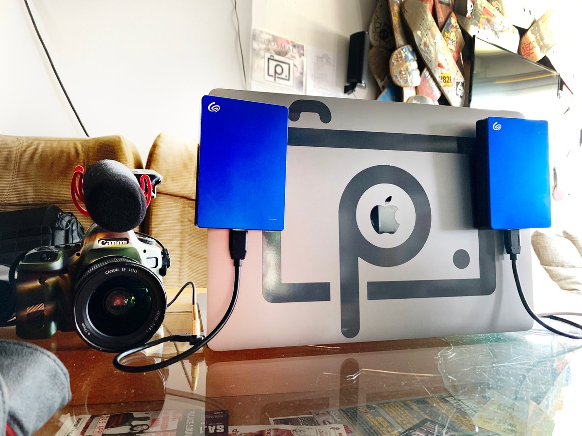 ParisVisone's tweet photo. 🚨 GIVEAWAY ALERT🚨 I'm teaming up with @Seagate and giving a way a #BackUpPlus! To enter: simply: 1) Follow me, @parisvisone and @seagate and 2) Complete this sentence: Get me a Seagate #BackupPlus so I can _____. https://t.co/0LNaacZqRX