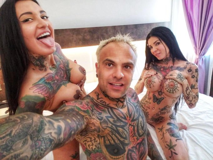 The best people are INKED PEOPLE 🤟🏽❤️ I love my life and my job 😍🥰 With @RMeganinky for @alterotica https://t