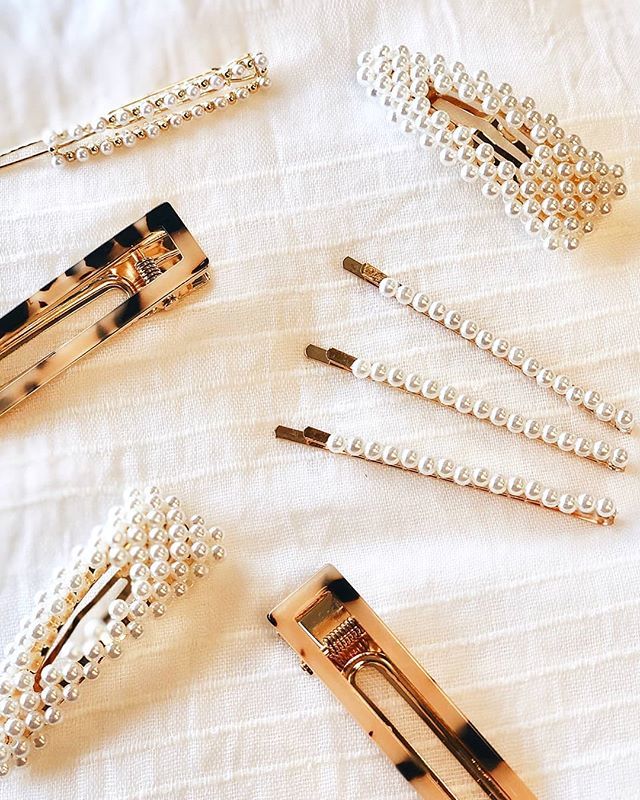 Groovys's tweet image. Who else is totally on board with the hair clip trend?! 🙋 Shop our barrette selection in stores Tues-Sat 10am-6pm! ✨ ift.tt/2J8Ndru