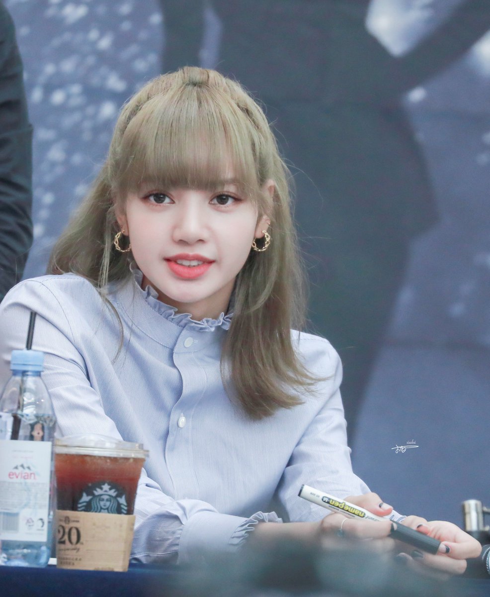 xiaobaii_'s tweet photo. 190630 영등포 블랙핑크 사인회 #blackpink #lisa #리사 #블랙핑크 https://t.co/z2lagX067t