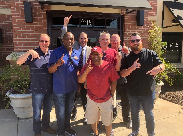 sean_phillips_'s tweet photo. I got to sit down and have lunch with a small group of @OUClubofWichita and Billy Simms today! One of my ALL TIME FAVORITE Sooners. I sat right next to the man and pretend to be his peer for a couple hours and i can’t believe it still! Great guy! Thanks, Brian! @BrianDLatta https://t.co/DivGSgK4CG