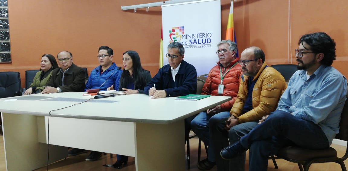 CortezFer10's tweet photo. #deúltimo #EnfermedadViralNoIdentificada #Bolivia @MinSaludBolivia Tras analizar a 2 médicos en terapia intensiva se determinó que se trata de una enfermedad viral no identificada y se descartó influenza. Los doctores presentan fiebre y síntomas del desarrollo de la enferma. https://t.co/OCZBnuZ981