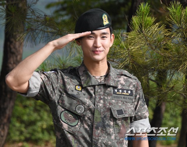 Kim Soo Hyun beri salam pada penggemar dengan hormat.