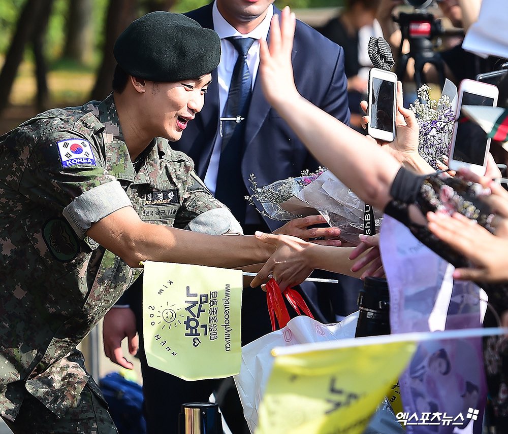 Kim Soo Hyun menyapa penggemar untuk kali pertama setelah wajib militer.