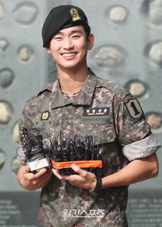 Kim Soo Hyun tersenyum sumringah disambut penggemar.
