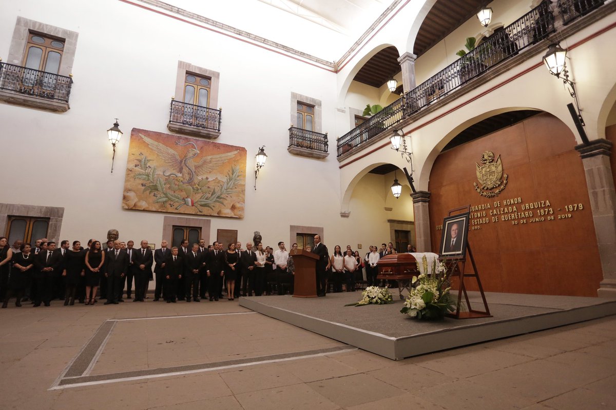 PanchDominguez's tweet photo. Con respeto realizamos una Guardia de Honor en homenaje al Arq. Antonio Calzada Urquiza, gobernador de Querétaro de 1973 a 1979. QEPD. https://t.co/BSIBuyJxci