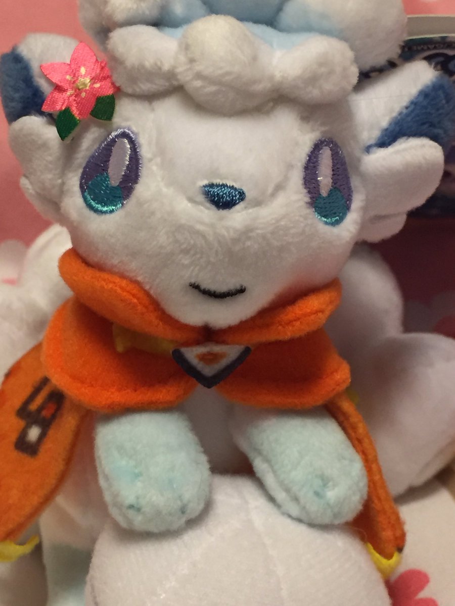 Scarlie_V's tweet photo. It’s #supercuteSunday these two #Alolanvulpix plushies look just like sisters they even dress alike ❤️ #vulpix #vulpixlove #cute #vulpixplush #alolanvulpixplush #pokemon #pokemonplush #sisters #love #snow #Nintendo #toy #Christmas #holiday #special #rare https://t.co/fjmcLR7IXc