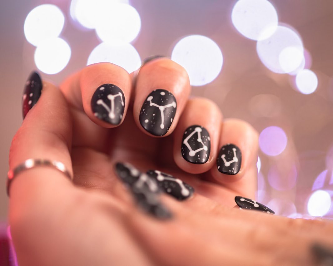 MSTYLEMR's tweet photo. O #NailArt pode se inspirar em todos os objetos e lugares, em emoções e pensamentos. Olhe ao seu redor, eu olhei para as estrelas e saiu este design. Vocês gostam, meus #cukis? 💫⭐ https://t.co/iJrnrWSDvd