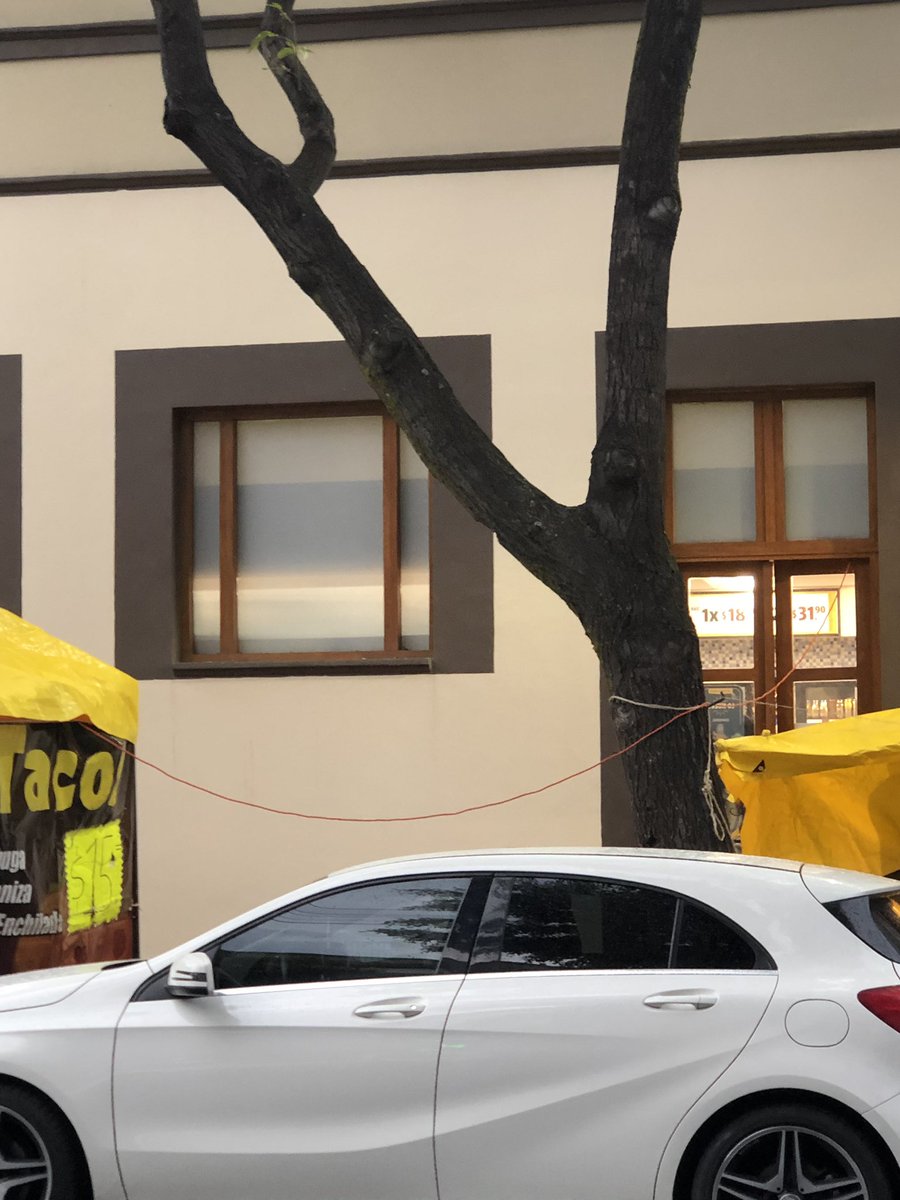 ElSantoRibero's tweet photo. Oye @Tiendas_OXXO no sabía que entre sus servicios en su sucursal de Sabino y Diaz Miron estaba el de dar electricidad a puestos ambulantes (ojo @UCS_GCDMX @StaMaRibSegura @inveacdmx @AlcCuauhtemocMx ) https://t.co/UcfYrOIlvk