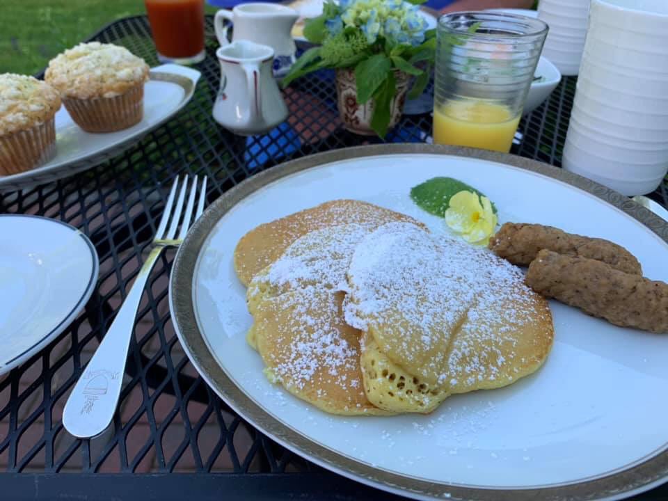 HankWH's tweet photo. Itβs not everyday that you get to eat a scrumptious fresh breakfast outdoors in the sunshine with @lizzysaprons and receive a visit from the neighborhood Mr. Fox in Yarmouth Port! #CapeCodWeekend #summahfun #TheVillageInnrocks https://t.co/8NVmvsXWJ4