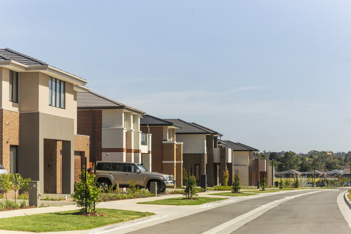 Investing in new homes and land versus existing properties offers a unique range of benefits - but these 5 factors should guide you resimaxgroup.com.au/news-and-analy… #realestateau #property