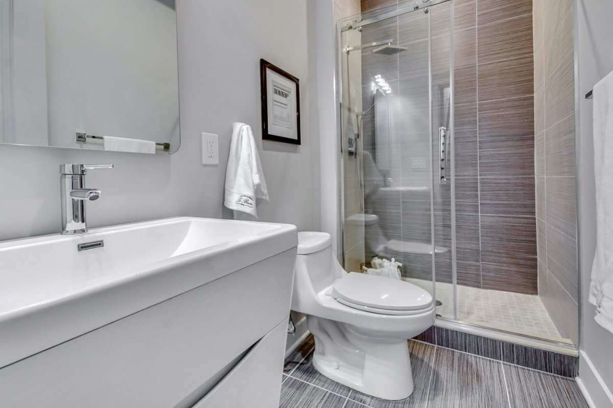 RazaProperties's tweet photo. I’ve got a thing for a beautiful bathroom!😏 1906 Ingersoll St - Unit C is available for rent! 2 Beds • 2 Baths • Access to an extraordinary rooftop deck! Contact Amanda to schedule a showing or for more info.
📧: Avernier@razaproperties.net
#razaproperties #availablenow https://t.co/gU0FDzqORl